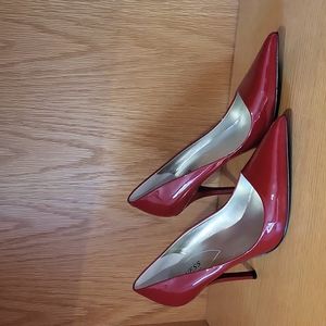 Guess red patent leather pump pointed toe red size 8